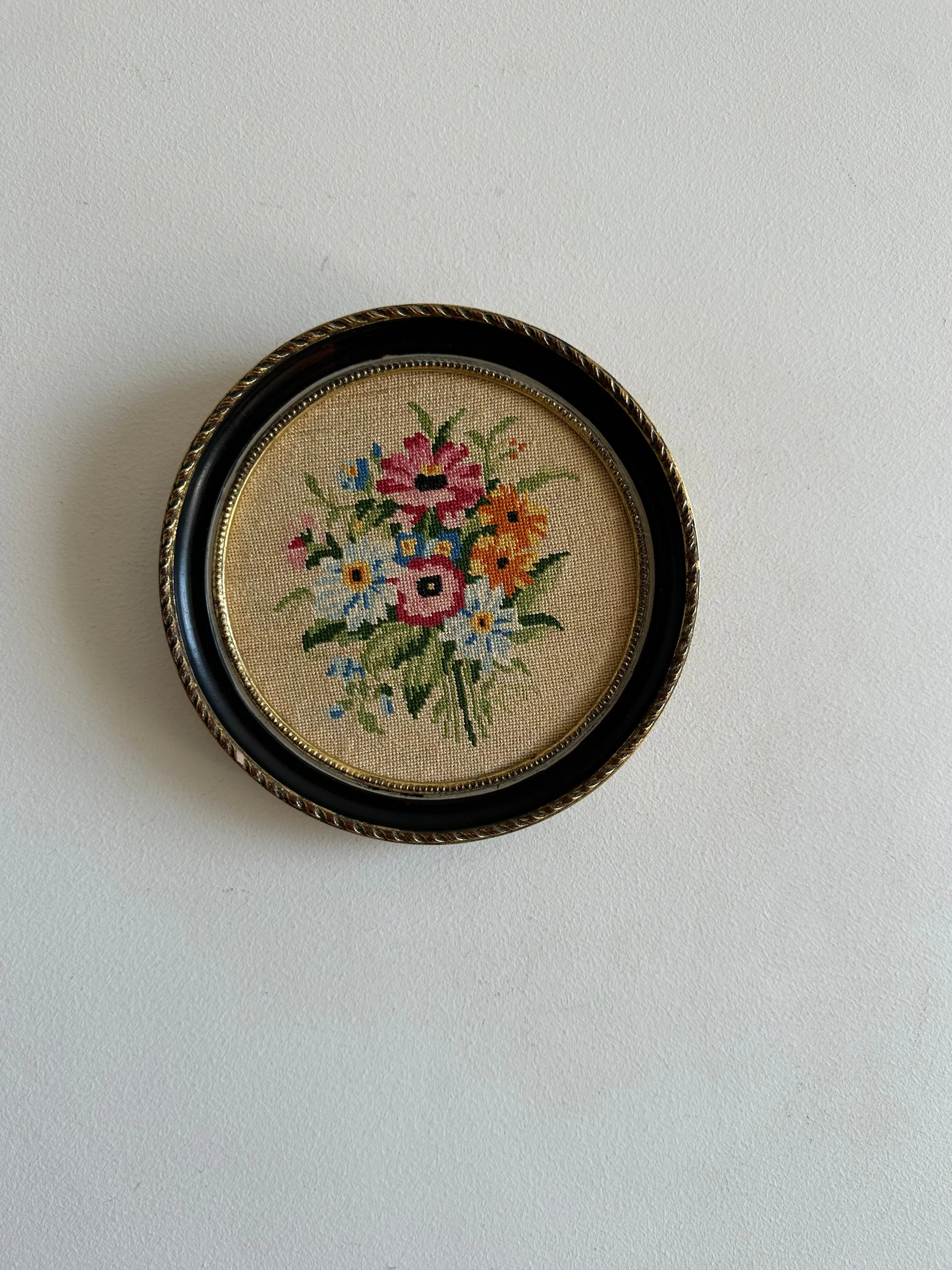 Broderie ronde cerclée de gris bleuté bouquet de fleurs printanier