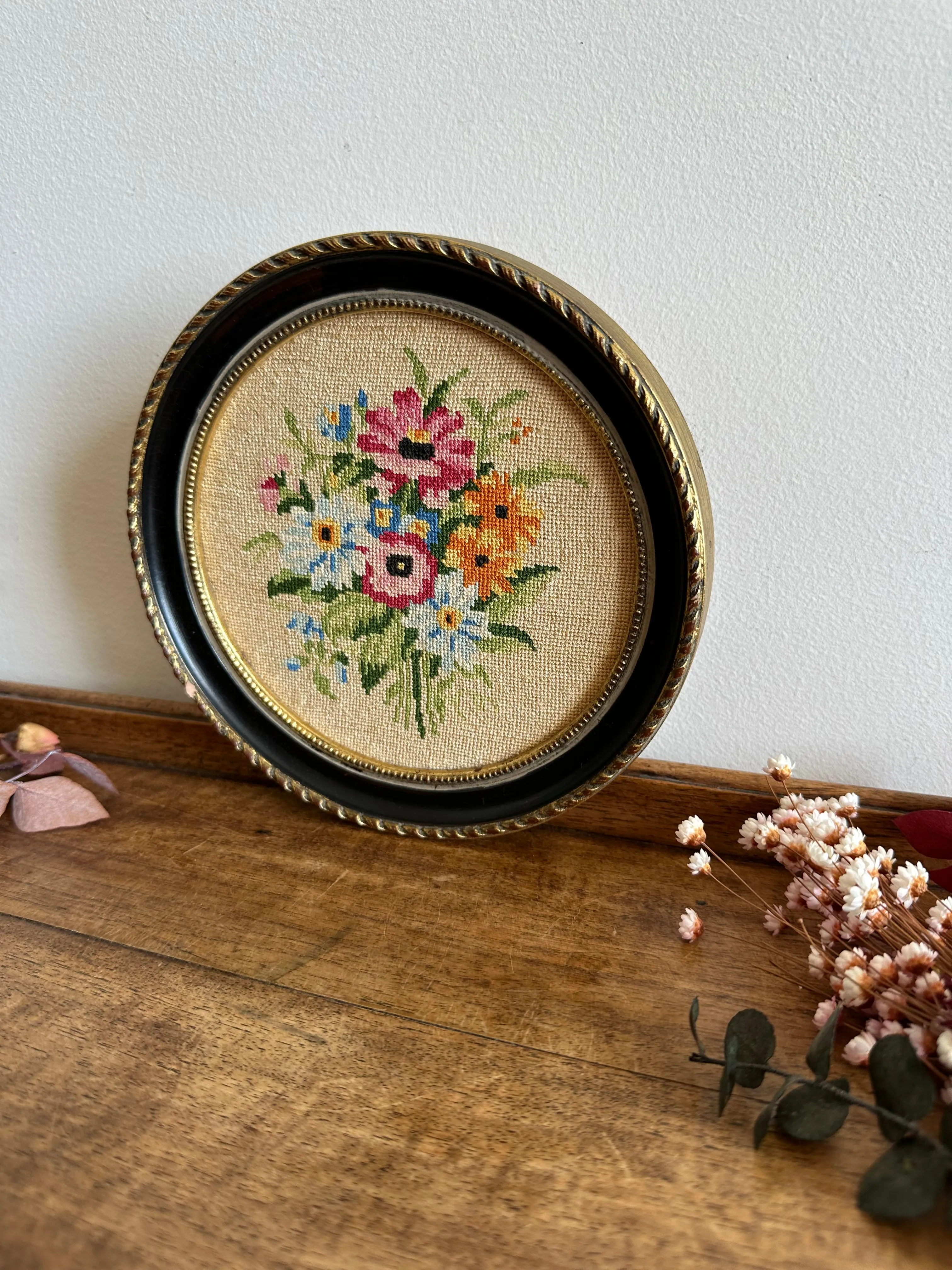 Broderie ronde cerclée de gris bleuté bouquet de fleurs printanier