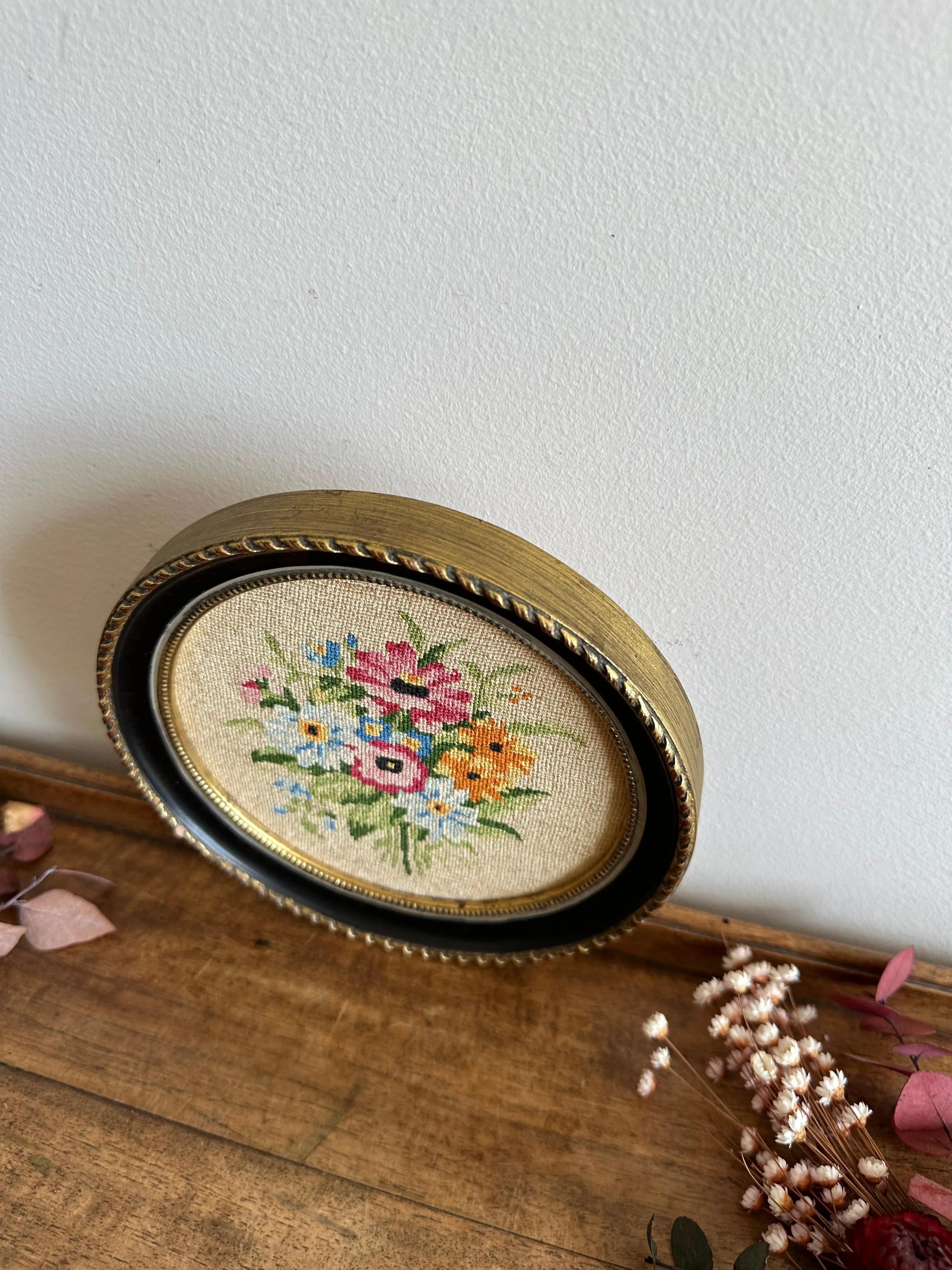 Broderie ronde cerclée de gris bleuté bouquet de fleurs printanier