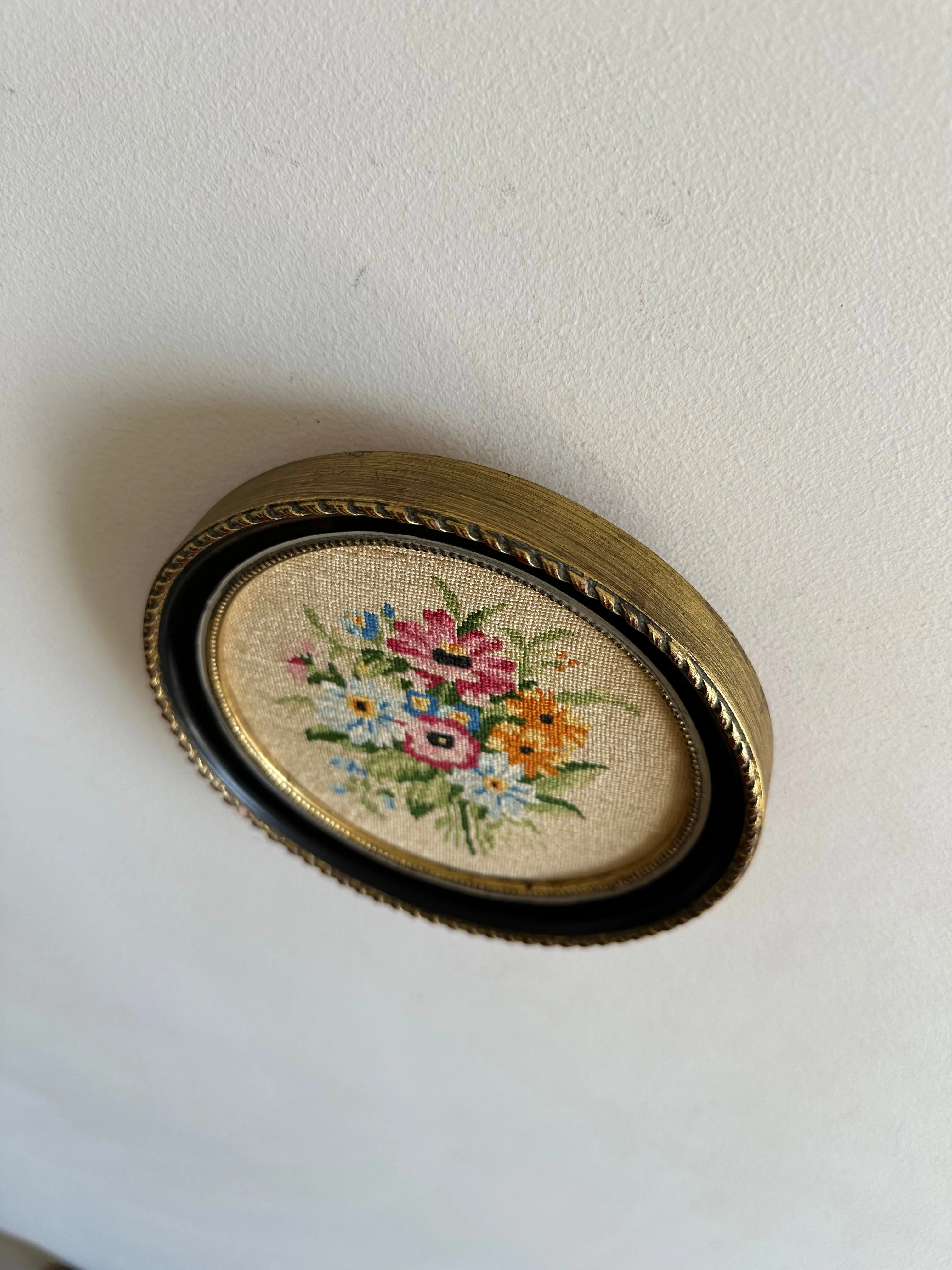 Broderie ronde cerclée de gris bleuté bouquet de fleurs printanier