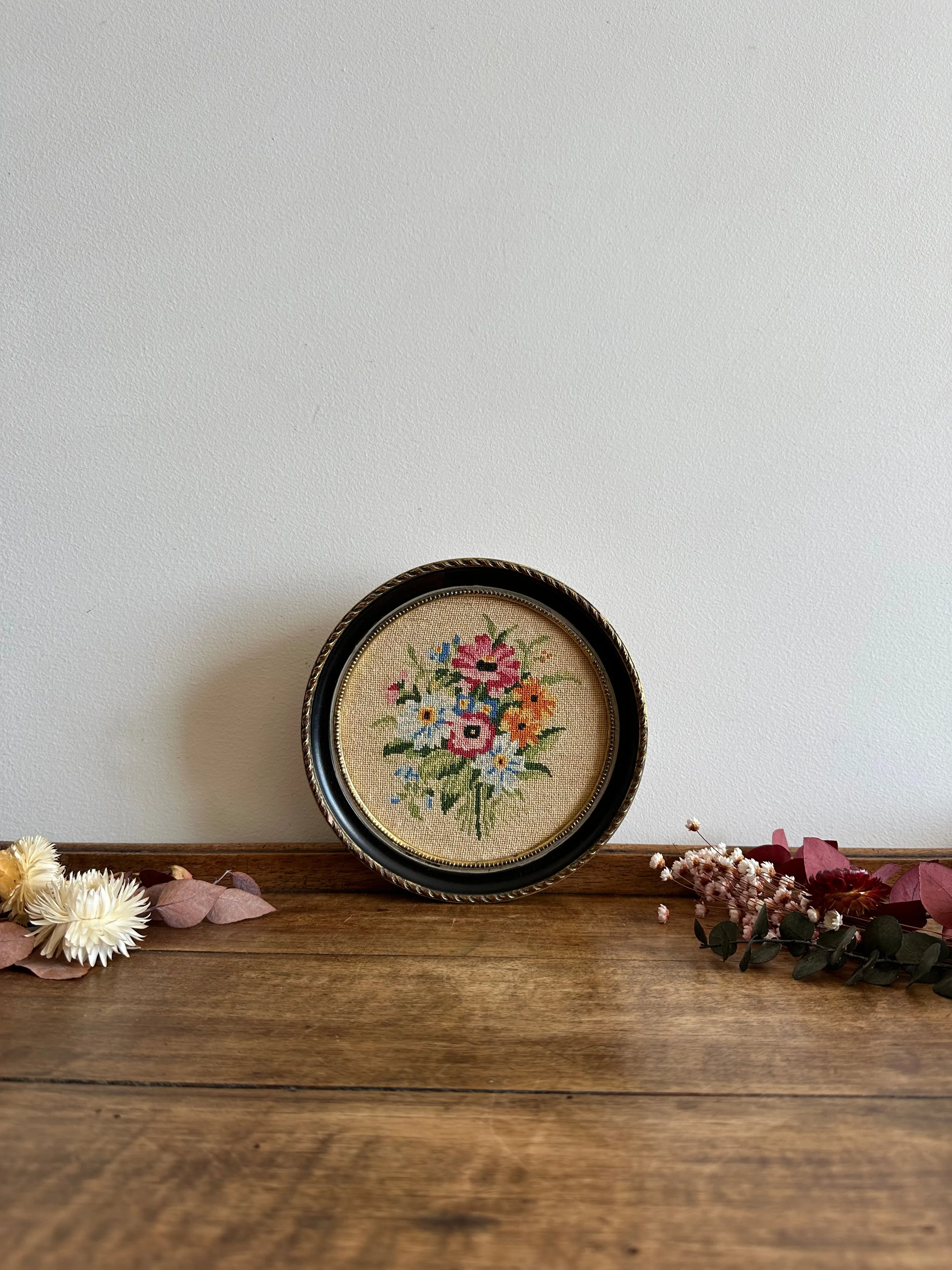 Broderie ronde cerclée de gris bleuté bouquet de fleurs printanier