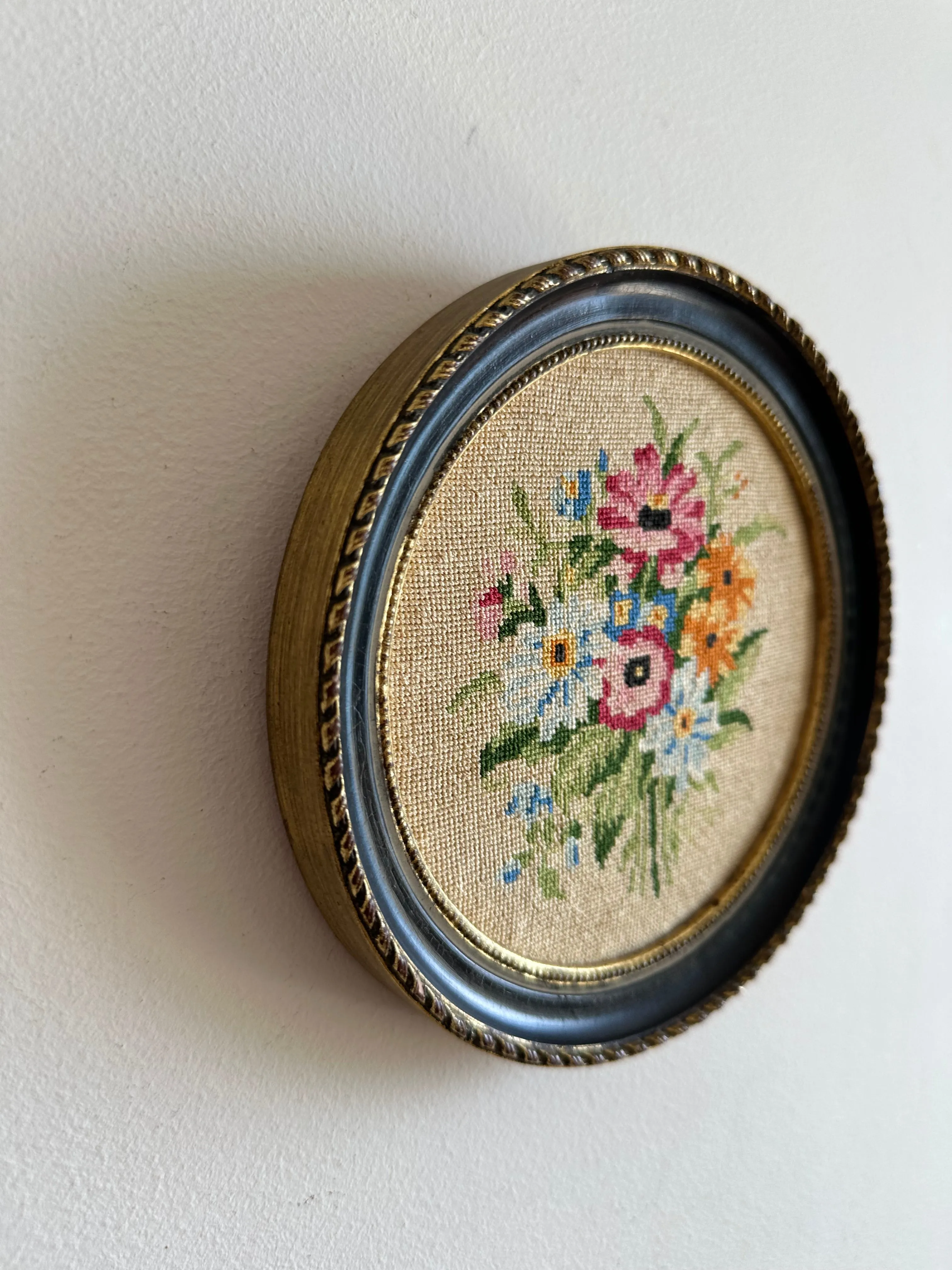 Broderie ronde cerclée de gris bleuté bouquet de fleurs printanier