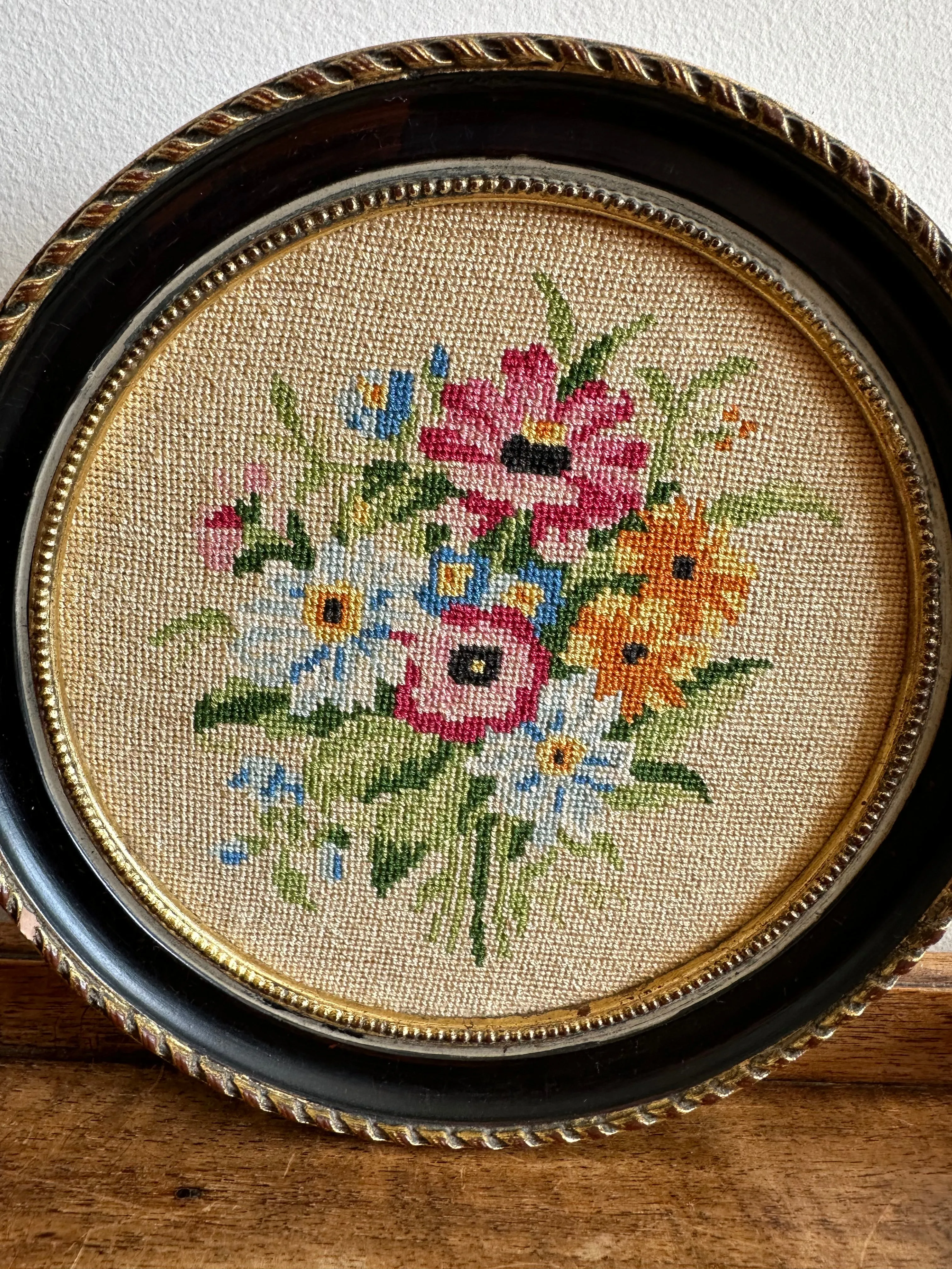 Broderie ronde cerclée de gris bleuté bouquet de fleurs printanier