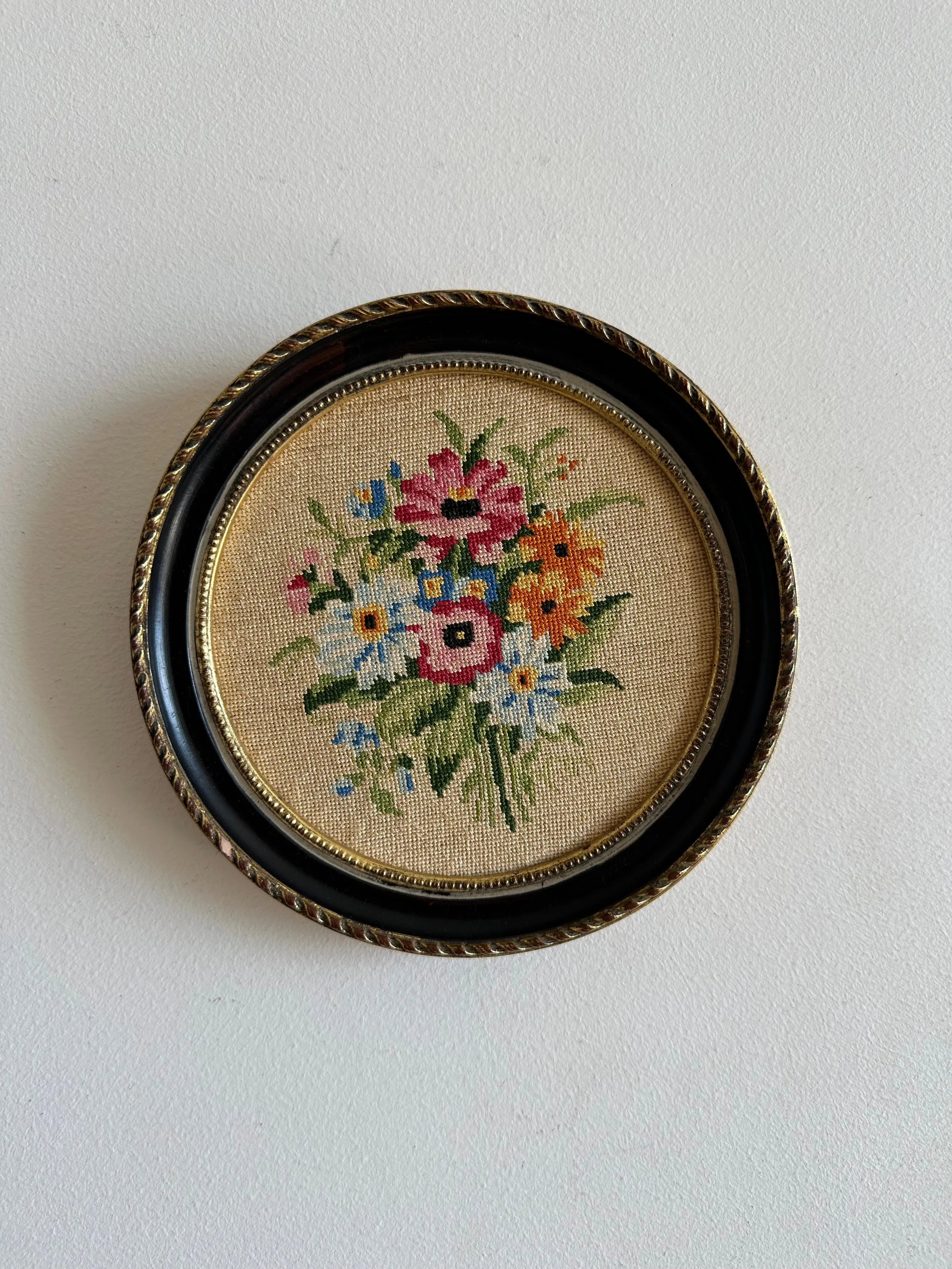 Broderie ronde cerclée de gris bleuté bouquet de fleurs printanier