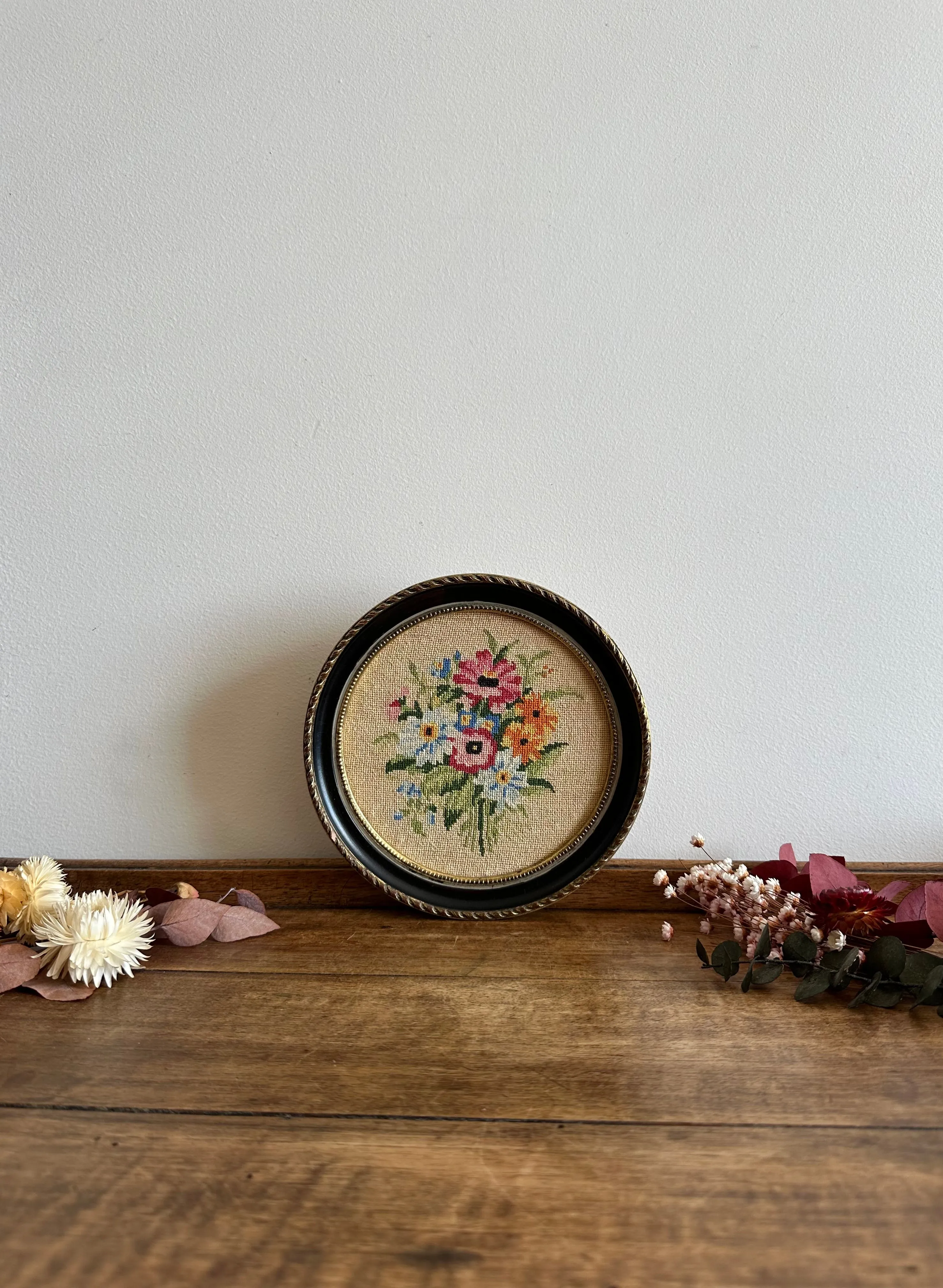 Broderie ronde cerclée de gris bleuté bouquet de fleurs printanier