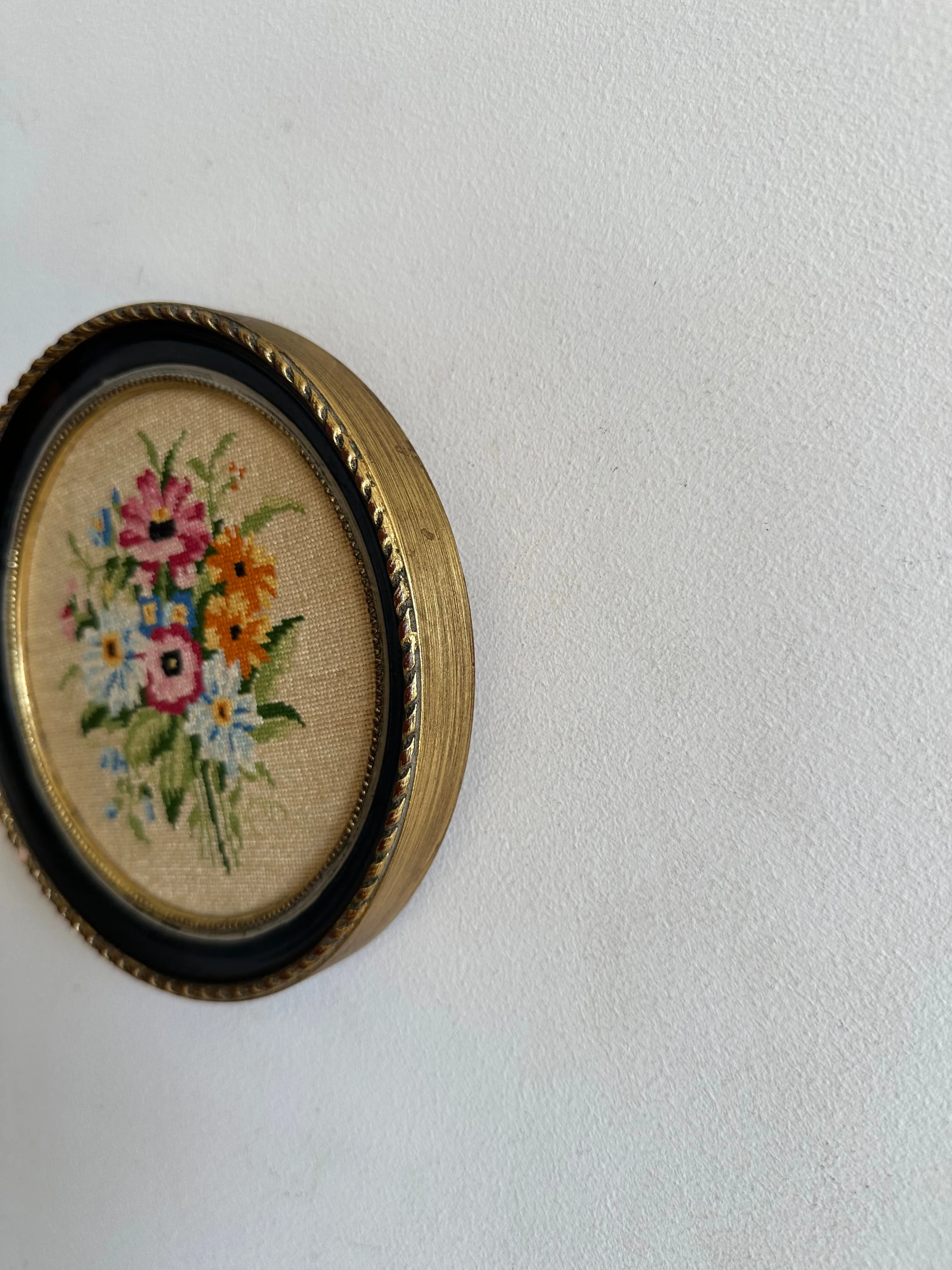 Broderie ronde cerclée de gris bleuté bouquet de fleurs printanier