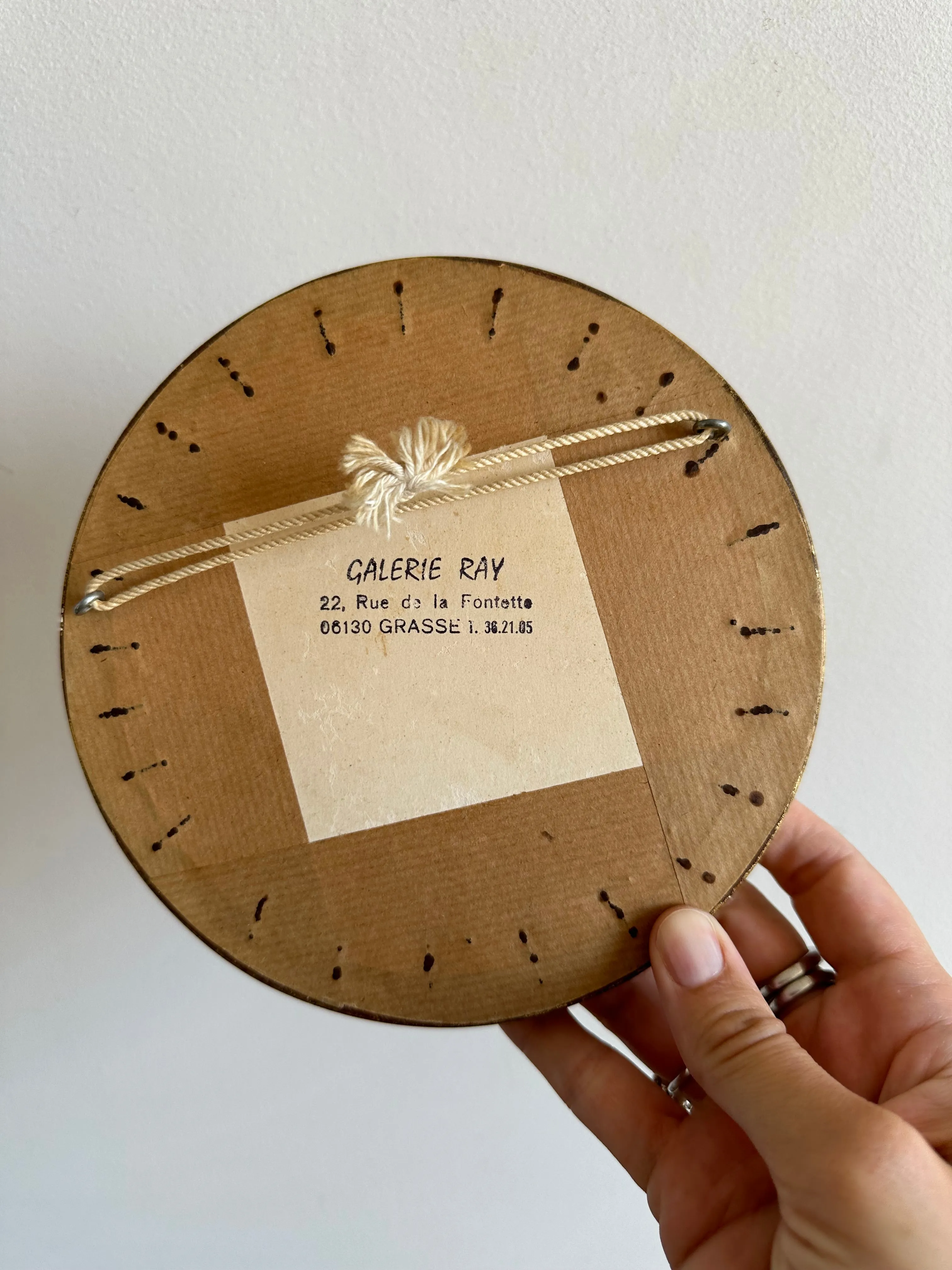 Broderie ronde cerclée de gris bleuté bouquet de fleurs printanier