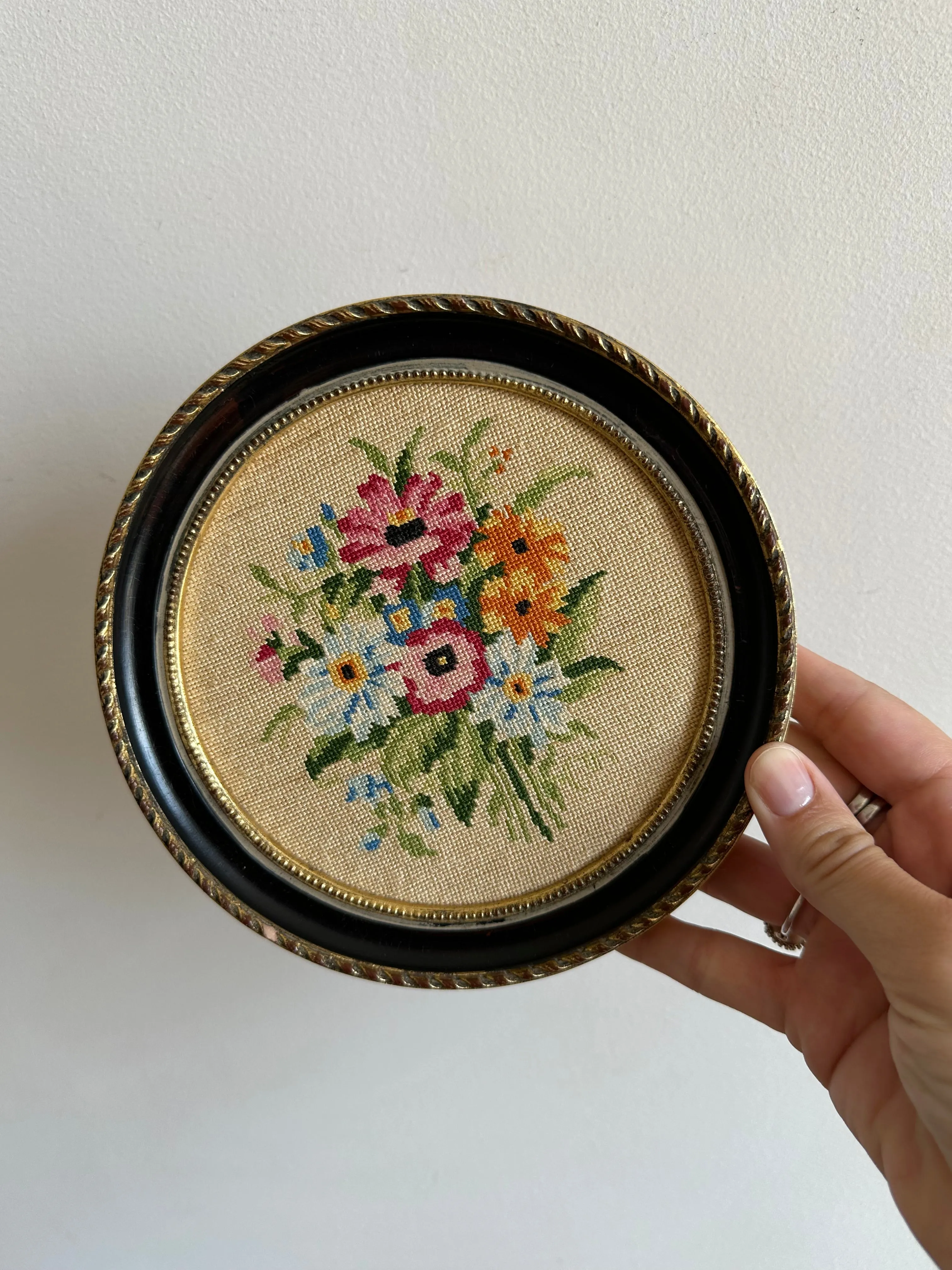 Broderie ronde cerclée de gris bleuté bouquet de fleurs printanier
