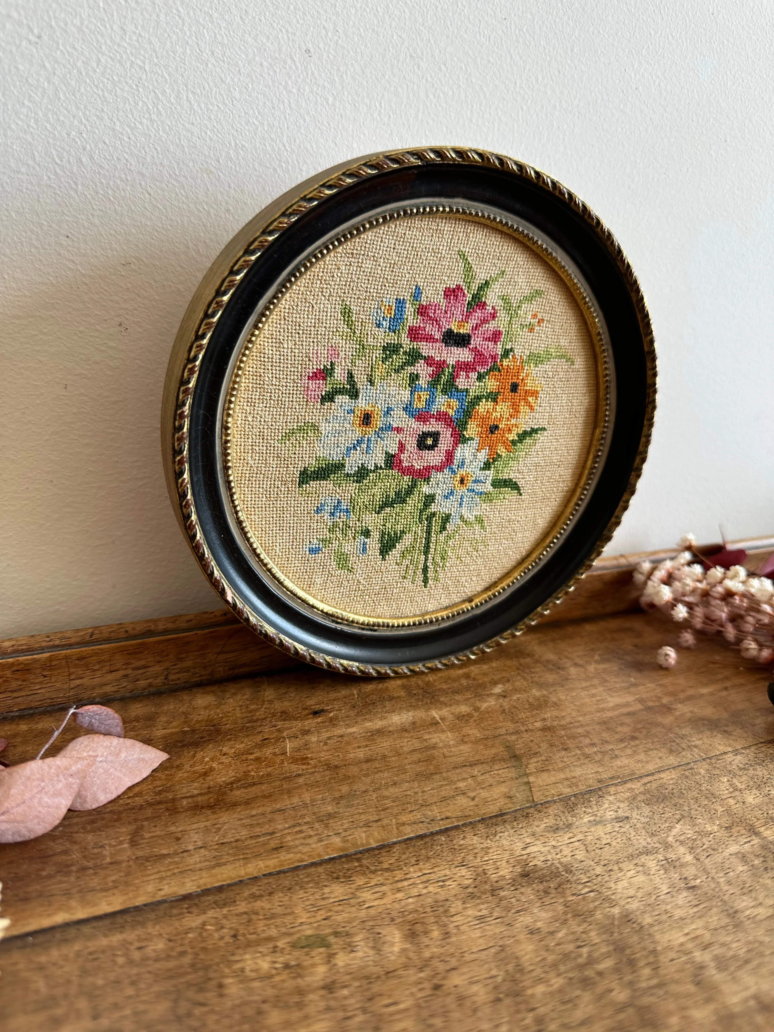 Broderie ronde cerclée de gris bleuté bouquet de fleurs printanier